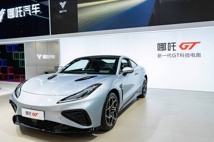 成都176哪吒汽车在智能汽车领域的表现，领途汽车在新能源汽车市场中的影响力